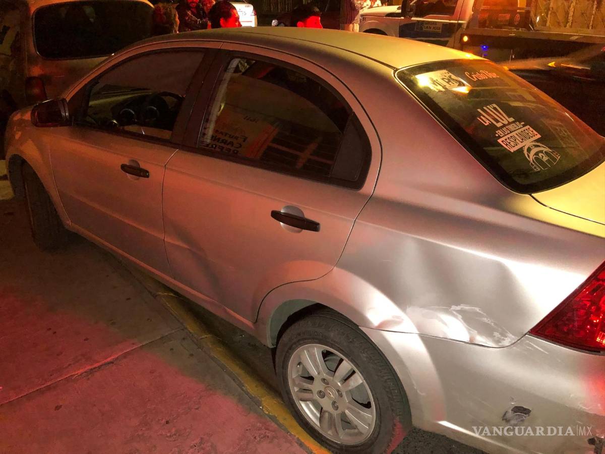 $!El vehículo afectado presentó múltiples daños tras la agresiva persecución por parte de los taxistas.