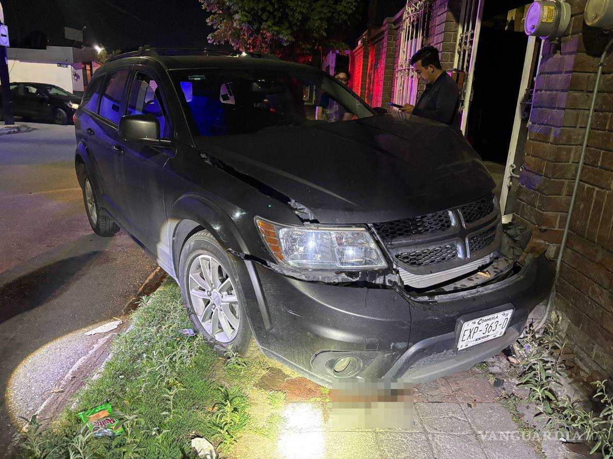 $!La habitante fue despertada por el estruendo del choque y salió a verificar los daños.