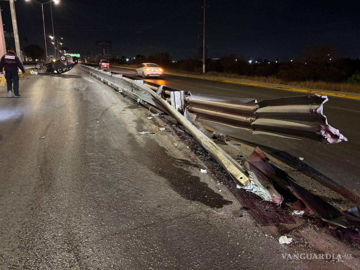$!La barrera metálica presentó daños tras el impacto de la unidad.