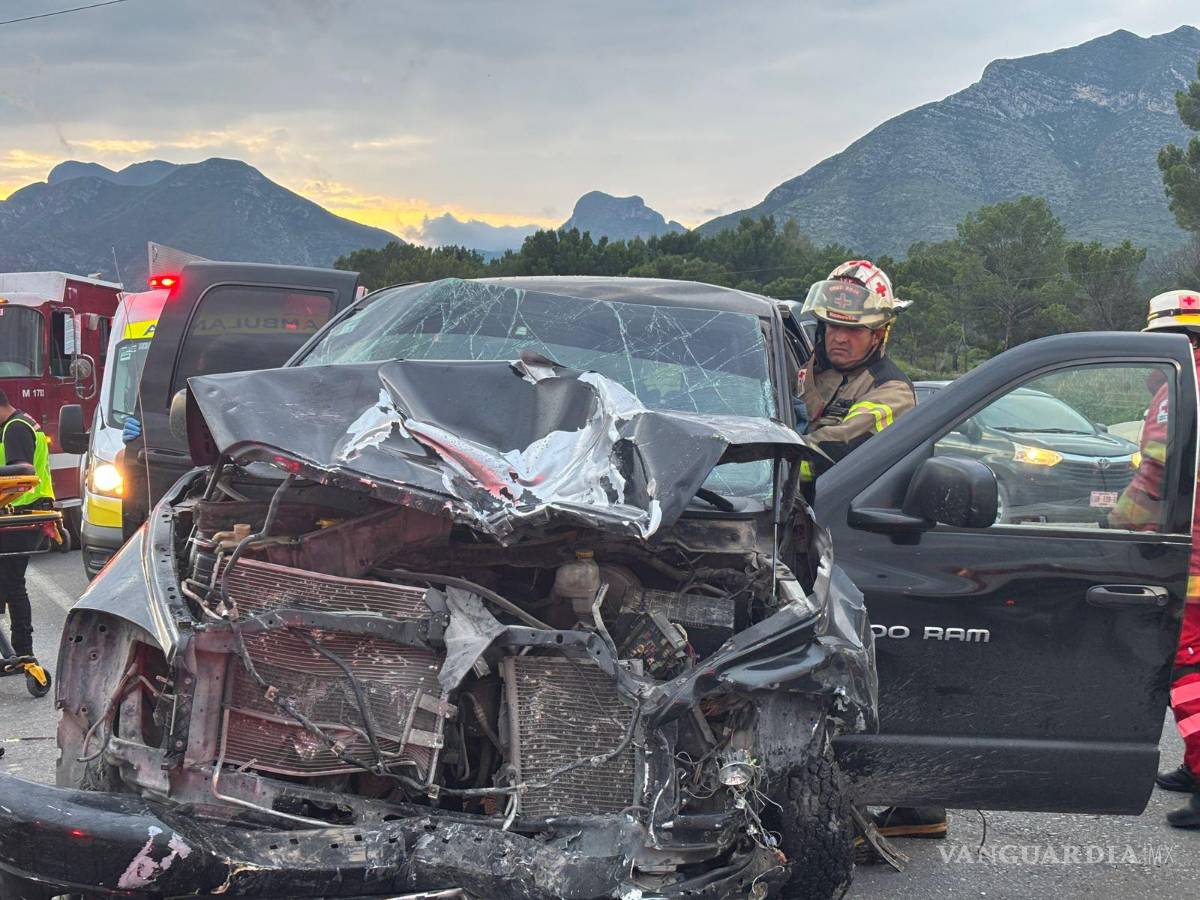 $!El vehículo tipo pick-up señalado como responsable del choque que dejó cuatro muertos en la carretera Saltillo-Zacatecas.
