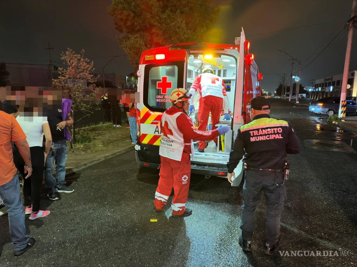$!Paramédicos de la Cruz Roja atendieron al conductor y lo trasladaron a un hospital privado.