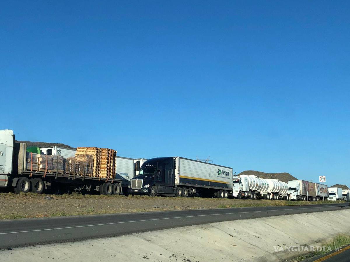 $!Tráfico sigue detenido en carretera Monterrey-Torreón tras accidente e incendio.
