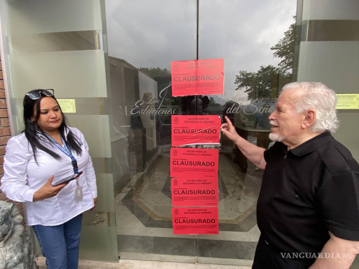 $!El empresario Gustavo M. de la Garza muestra a la representante de la CNDH los sellos retirados a medias por personal de SPGG.