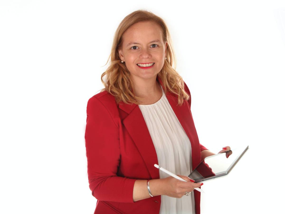 $!Gabriela Paoli con tableta electrónica. Foto: G. Paoli.