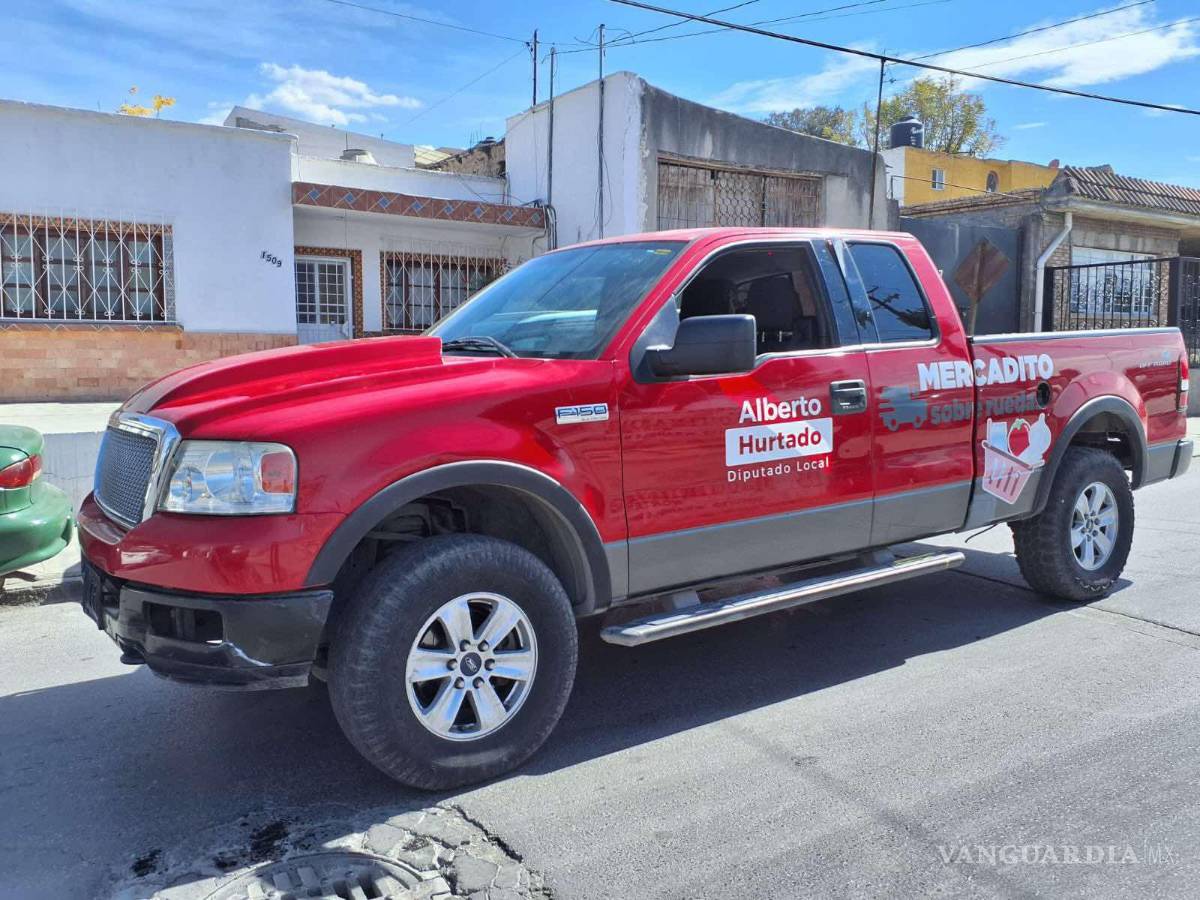 $!La camioneta Ford F-150 terminó impactándose contra una Honda CR-V que se encontraba estacionada frente a un domicilio, propiedad de una mujer de la tercera edad.