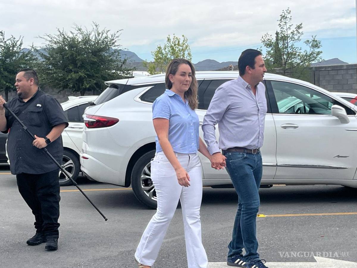 $!El alcalde de Saltillo, Javier Díaz González, acudió a emitir su voto acompañado de su esposa en el Colegio Albatros, donde aseguró que la jornada transcurre en calma.