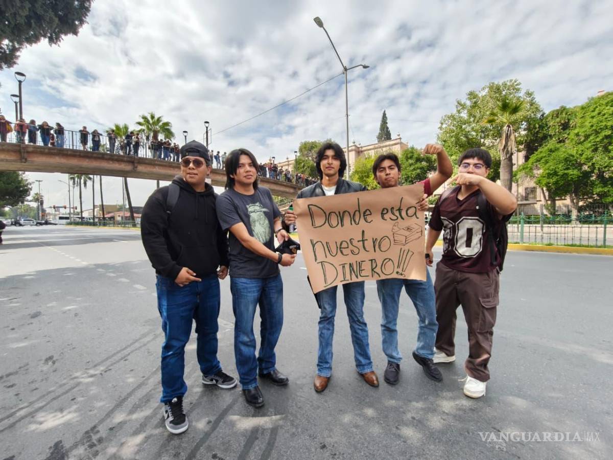$!Un grupo de alumnos se plantó frente al Tec con una pancarta hecha a mano para exigir que se transparente el destino de los recursos y se resuelva el pliego petitorio.