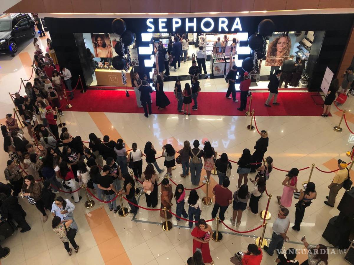 $!Las largas filas a la entrada de la tienda son la clara muestra del éxito de esta apuesta comercial.