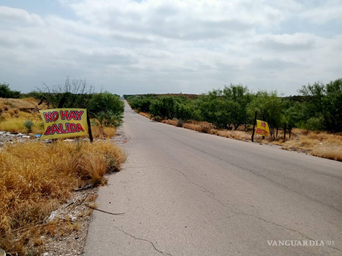 $!Gustavo Carranza colocó señalamientos para impedir el acceso al bulevar Alonso Ancira como parte de su protesta.