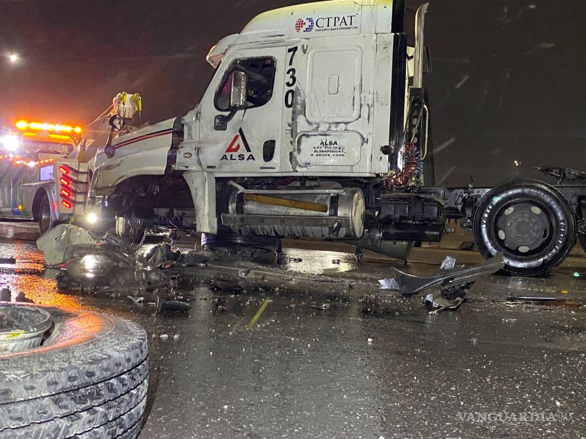 $!Autoridades de Tránsito Municipal cerraron la circulación en la zona para atender la emergencia y prevenir otro accidente.