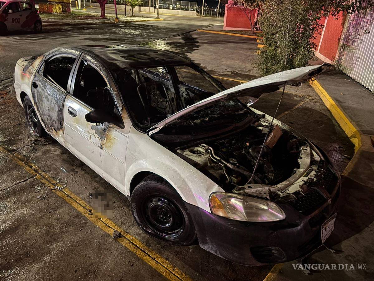 $!Autoridades investigan si el incendio del automóvil fue accidental o provocado.