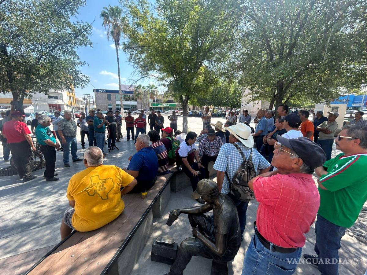 $!Ex obreros de AHMSA se reunieron este miércoles en la Plaza Principal de Monclova, donde reiteraron su exigencia de justicia y avances en el proceso de quiebra de la empresa.