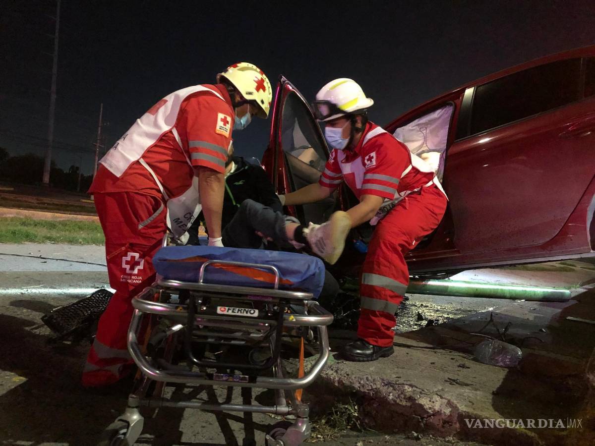 $!Los paramédicos de la Cruz Roja estabilizaron al conductor lesionado antes de trasladarlo de urgencia a un hospital privado para recibir atención médica.