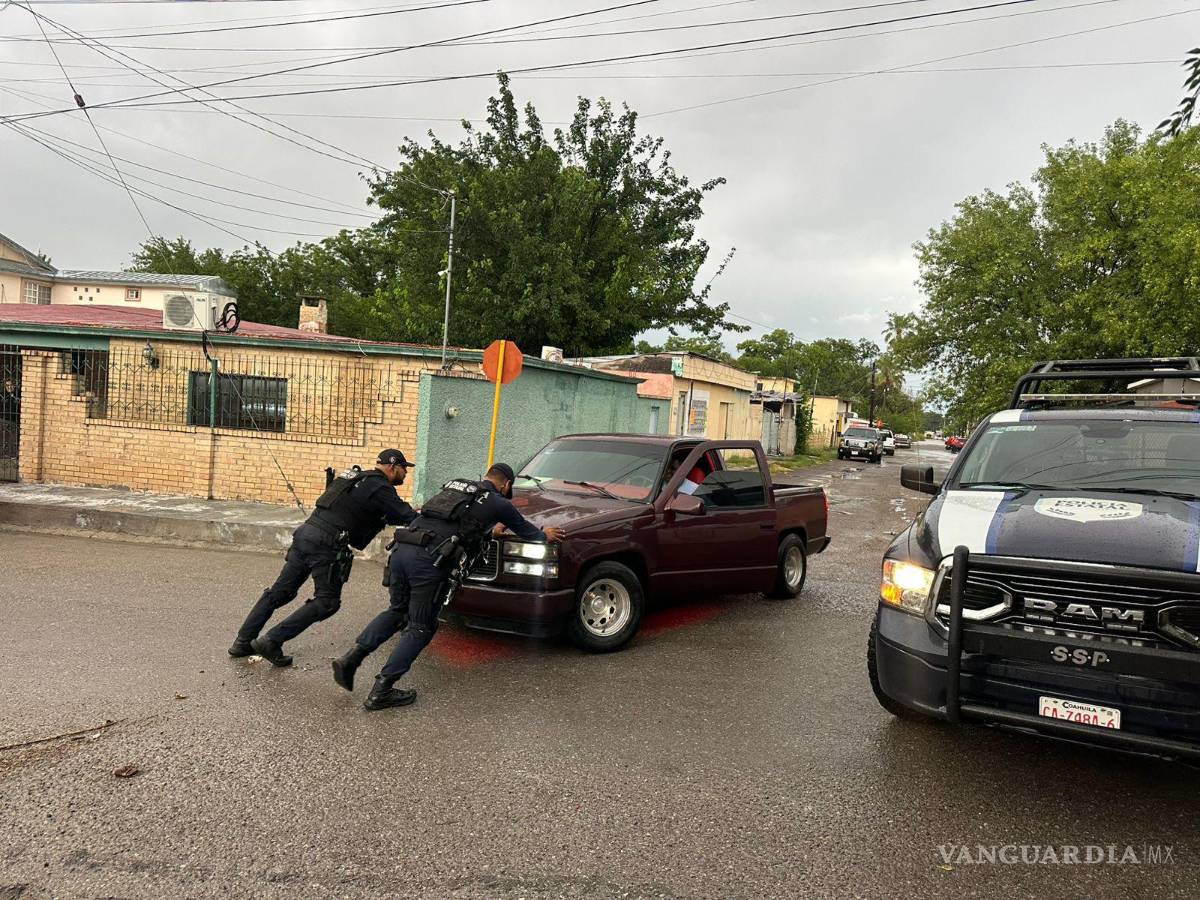 $!Elementos de la Agencia de Investigación Criminal y de la Policía Estatal realizaron recorridos de vigilancia y apoyo en distintos sectores de Piedras Negras, atendiendo reportes derivados de las fuertes lluvias registradas durante la tarde y noche del martes.