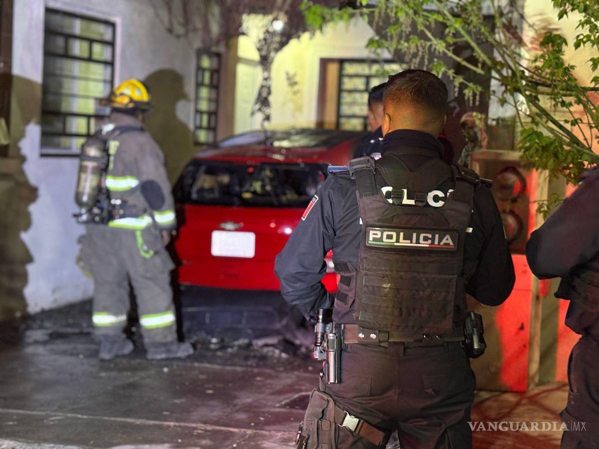 $!La Policía Municipal acordonó el área para evitar riesgos a los vecinos tras el incendio.