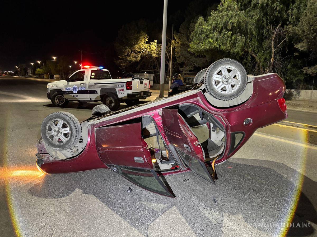 $!El automóvil impactó primero contra el camellón central antes de volcar.