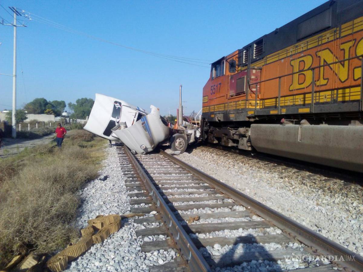 $!Tren parte en tres a tráiler que intentó ganarle el paso, en Ramos Arizpe