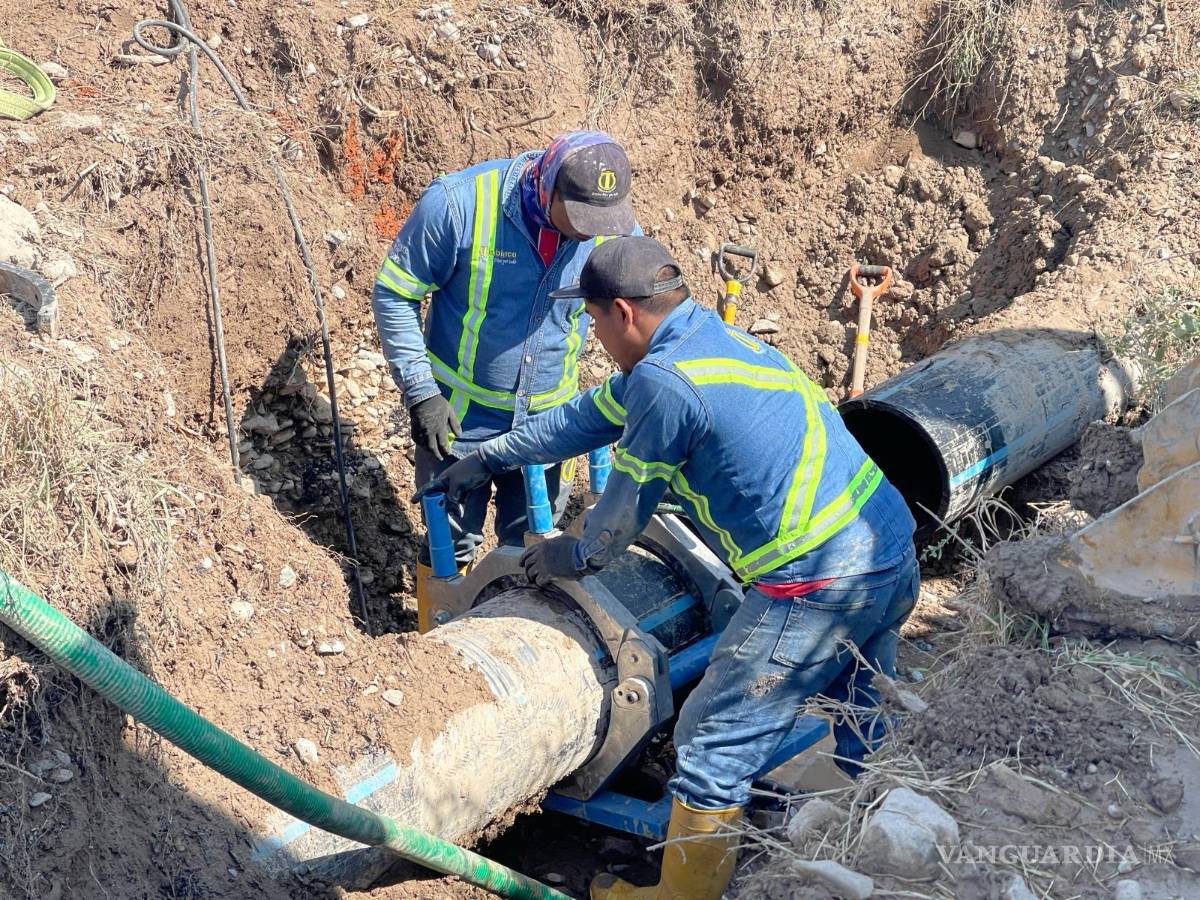 $!Personal de EMAS reparando la línea de drenaje en el bulevar Óscar Flores Tapia.