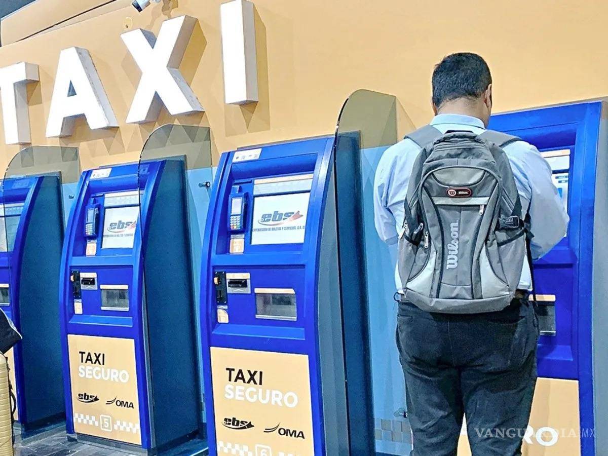 $!En la terminal aérea de Nuevo León hay opciones de taxis, pero no todas hacen viajes a Saltillo.