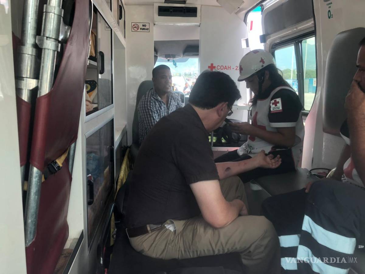 $!Choca y hace que se vuelque taxi en Saltillo