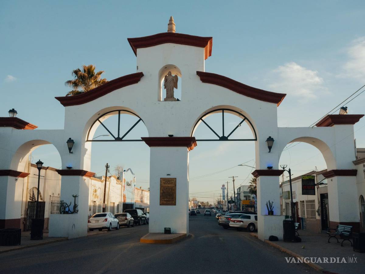 $!La puerta de entrada a Agua Prieta, Sonora y su calle más bulliciosa, que está a una cuadra de la nueva biblioteca.