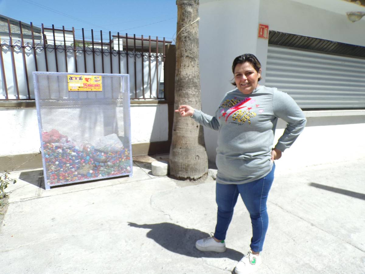 $!Aída Barrera, directora de Abraza con Amor, menciona que cuentan con siete contenedores y con el dinero que juntan del reciclaje, compran medicamentos.