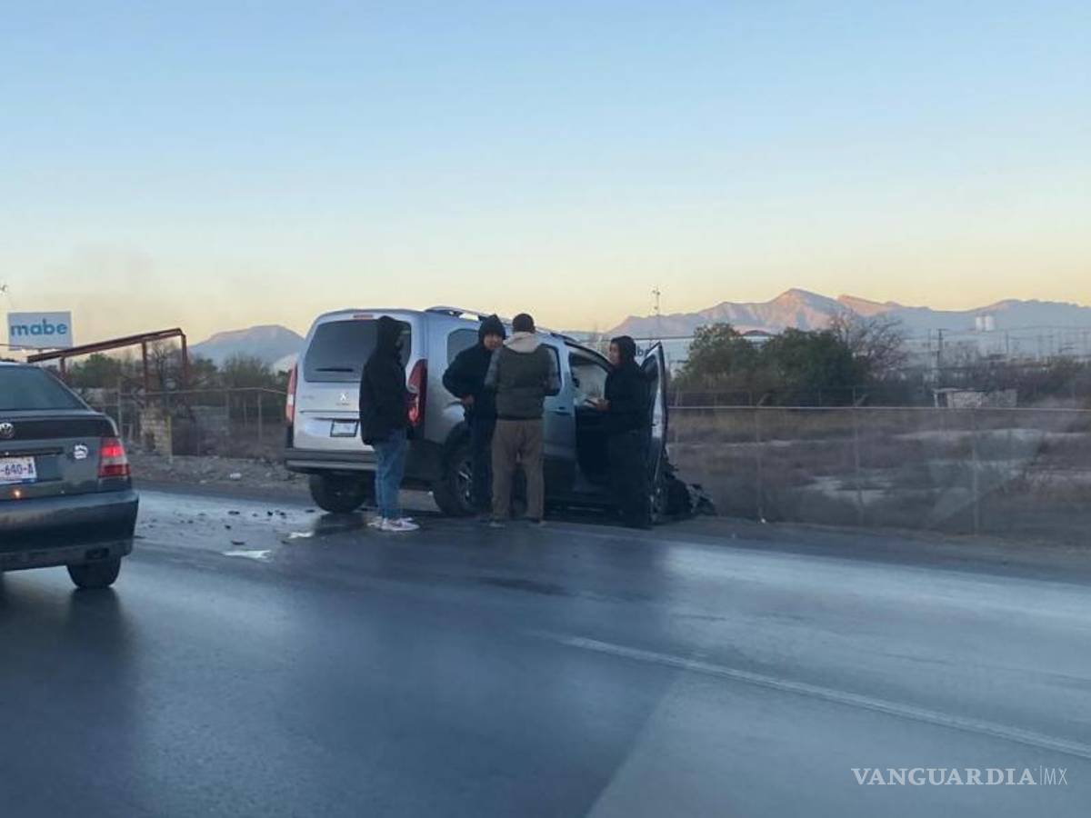 $!Paramédicos de bomberos se dieron a la tarea de auxiliar al lesionado al que trasladaron a la clínica dos del IMSS.