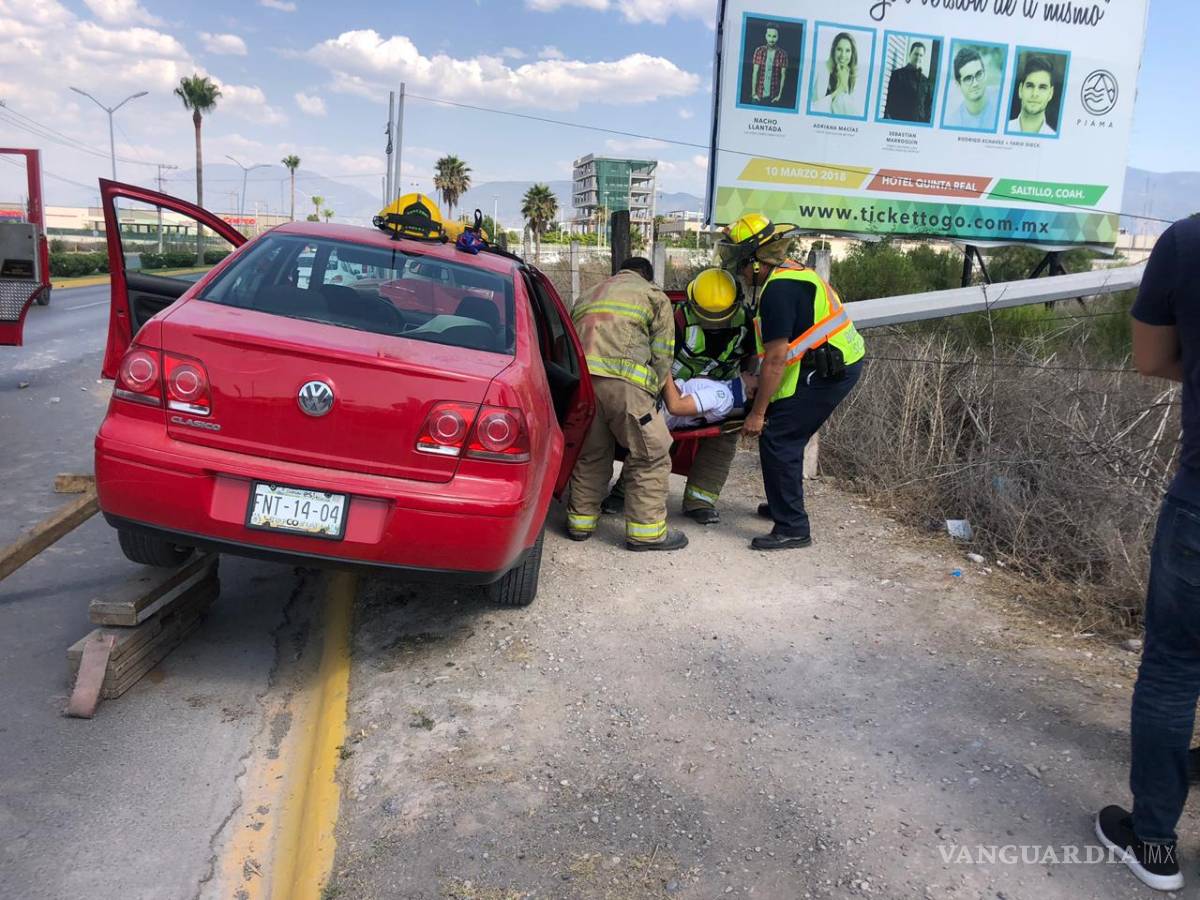 $!Fuerte accidente automovilístico deja dos lesionados en Saltillo