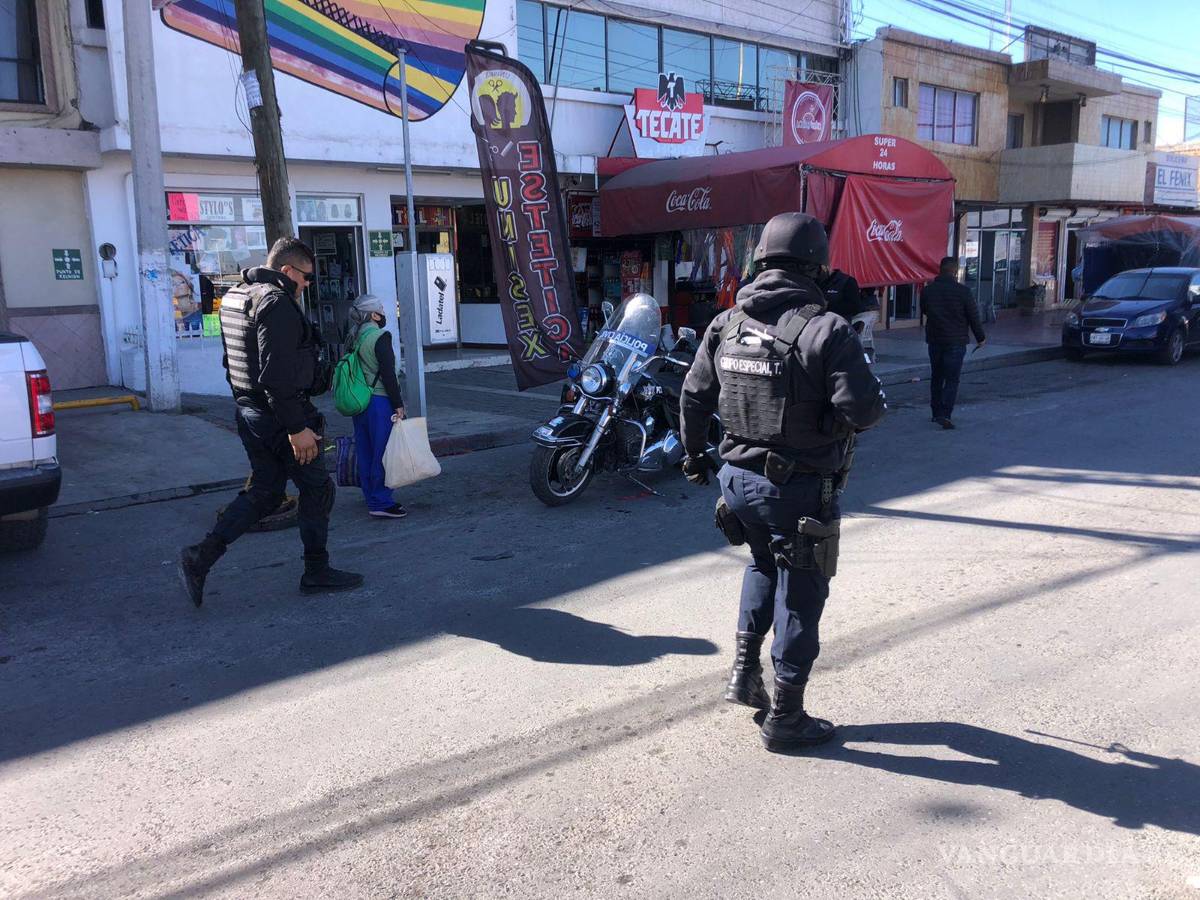 $!Elementos de Seguridad acuden al Hotel Central donde fue reportado un hombre sin vida; de manera extraoficial se informó que el hombre falleció por un paro cardíaco