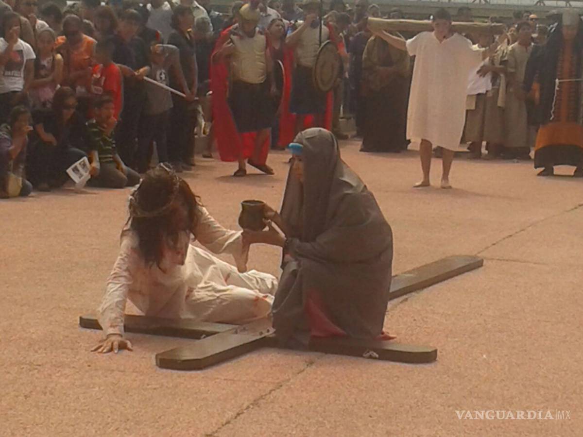 $!Miles presencian Viacrucis en Piedras Negras