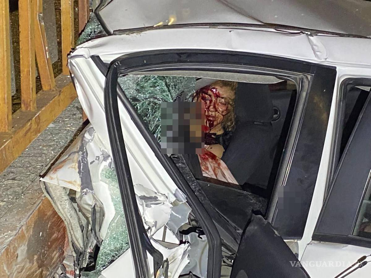 $!Elementos de rescate trabajaron durante varios minutos para liberar a los ocupantes de un Mazda 3 que quedó incrustado en la base de un puente peatonal tras un aparatoso accidente registrado sobre Paseo de la Reforma.
