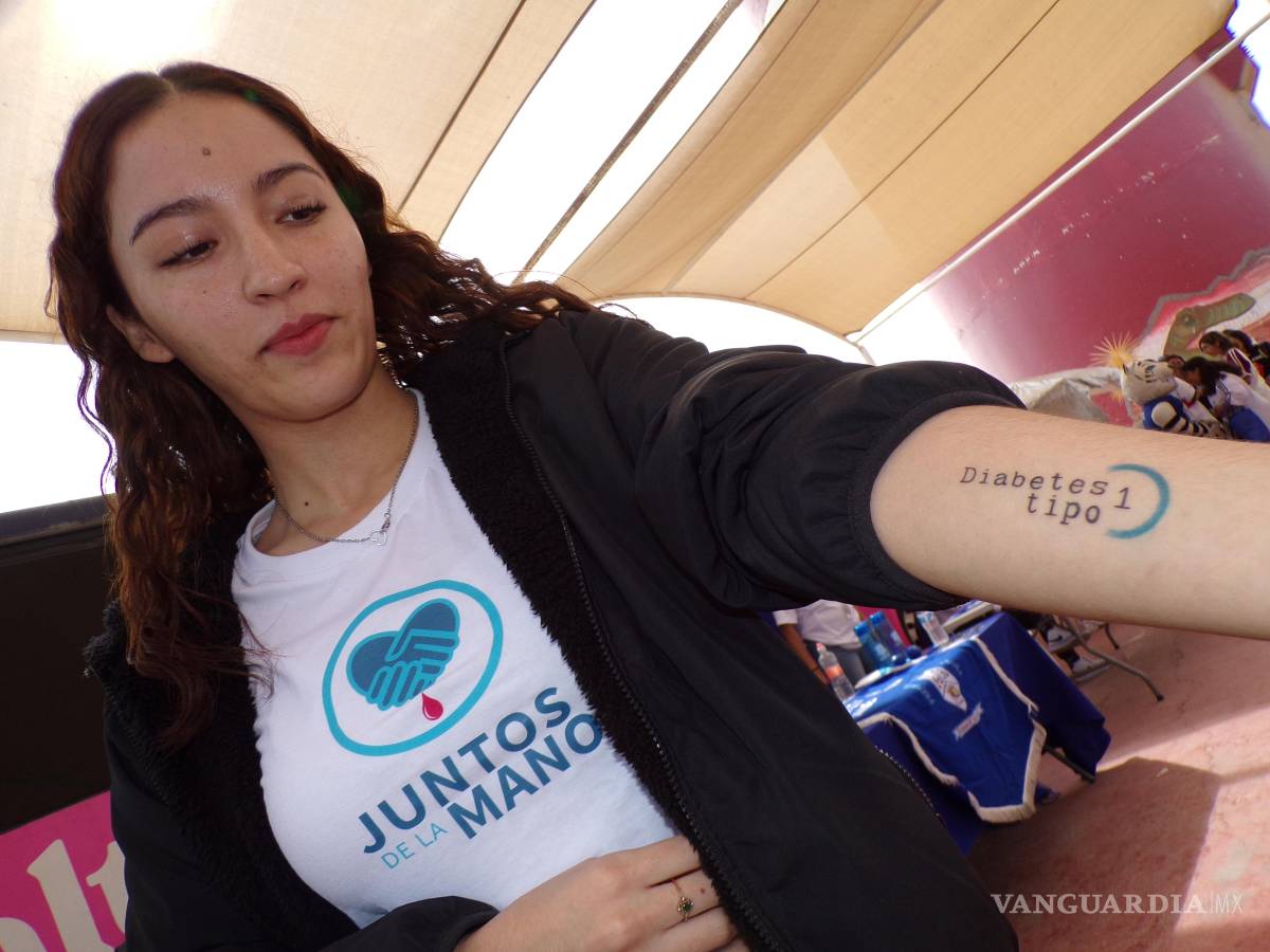 $!Darian Almanza de 24 años, muestra el tatuaje que se hizo en referencia a su condición de diabetes tipo 1 para en caso de tener un accidente.