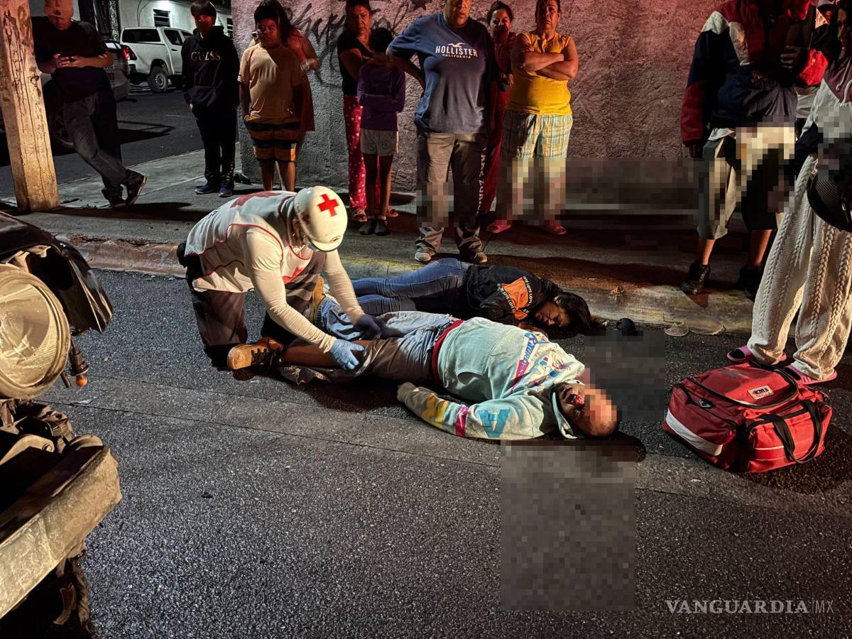 $!El conductor de la motocicleta y su acompañante quedaron tendidos sobre el asfalto tras el impacto.