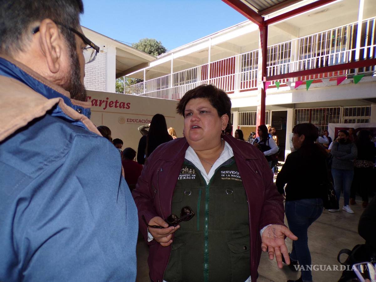 $!Aída Mata Quiñones, delegada de Programas del Bienestar, en una entrega de tarjetas bancarias a escuelas. Niega problemas con el programa La Escuela es Nuestra