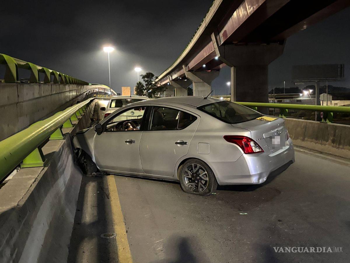 $!Autoridades de Tránsito acudieron al distribuidor El Sarape para retirar la unidad.