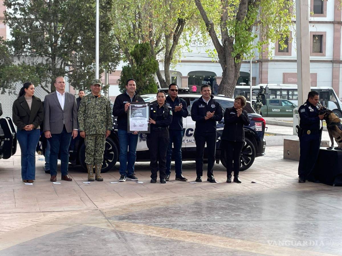 $!Autoridades municipales reconocieron la trayectoria operativa de Bebeto en Saltillo.