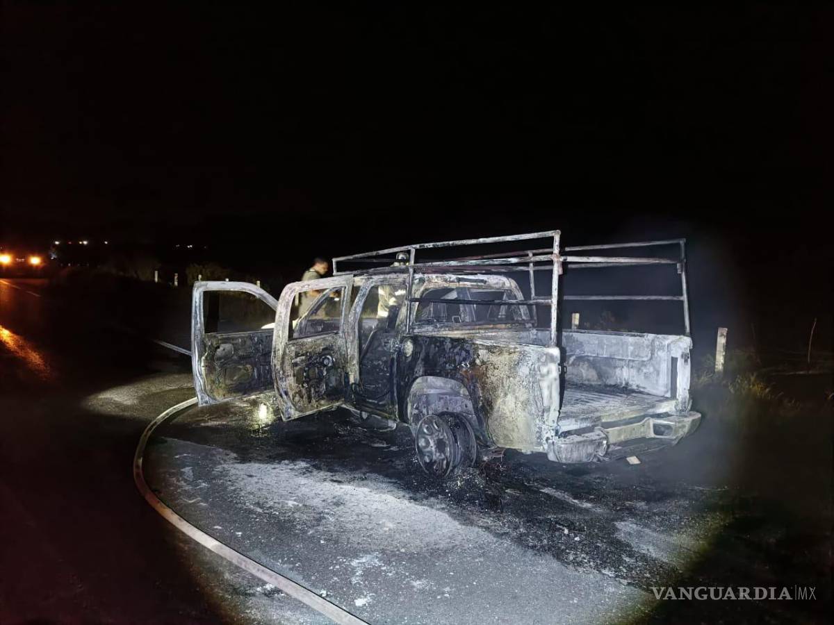 $!El fuego consumió gran parte de la cabina y la carrocería de la camioneta.