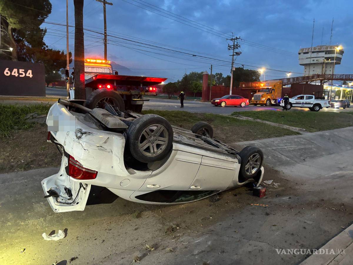 $!El accidente ocurrió sobre la lateral del bulevar Fundadores, en Saltillo.