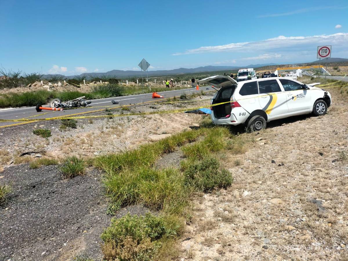 $!El frágil vehículo fue lanzado varios metros por la camioneta de transporte.