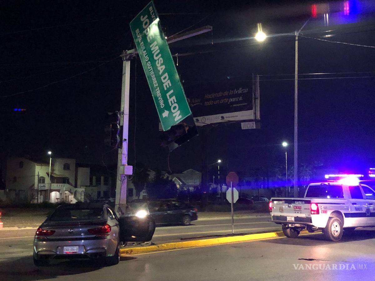 $!El impacto fue tan fuerte que el semáforo y el señalamiento de vialidad se desprendieron, quedando sostenidos únicamente por los cables de alta tensión.