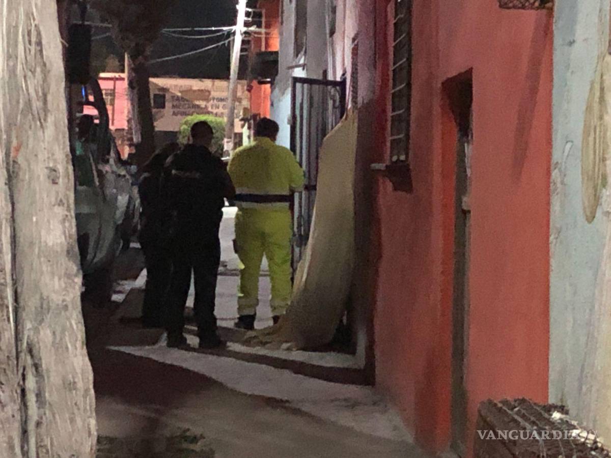 $!El cuerpo fue cubierto con una manta a la espera de la llegada de los paramédicos para confirmar el fallecimiento.