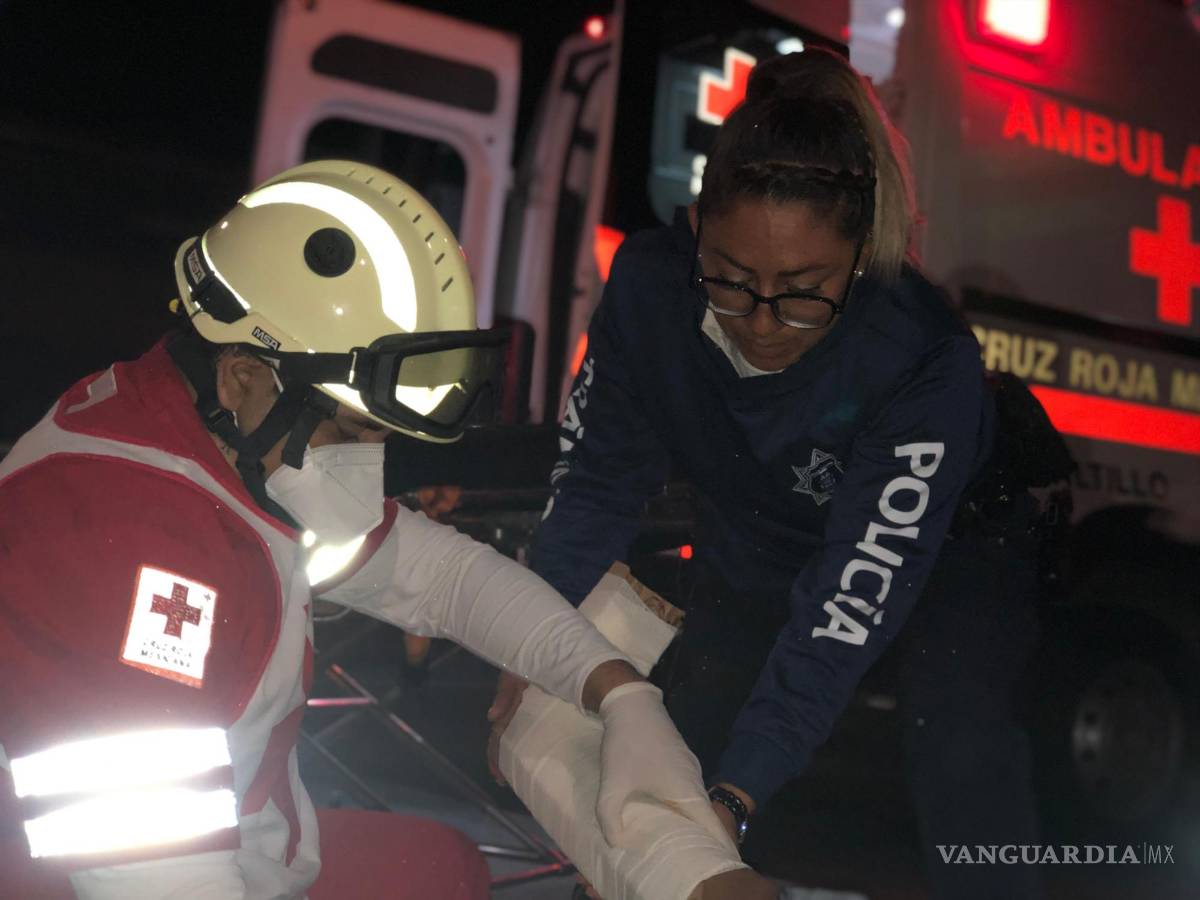 $!Elementos de Cruz Roja y policía atendieron al joven.