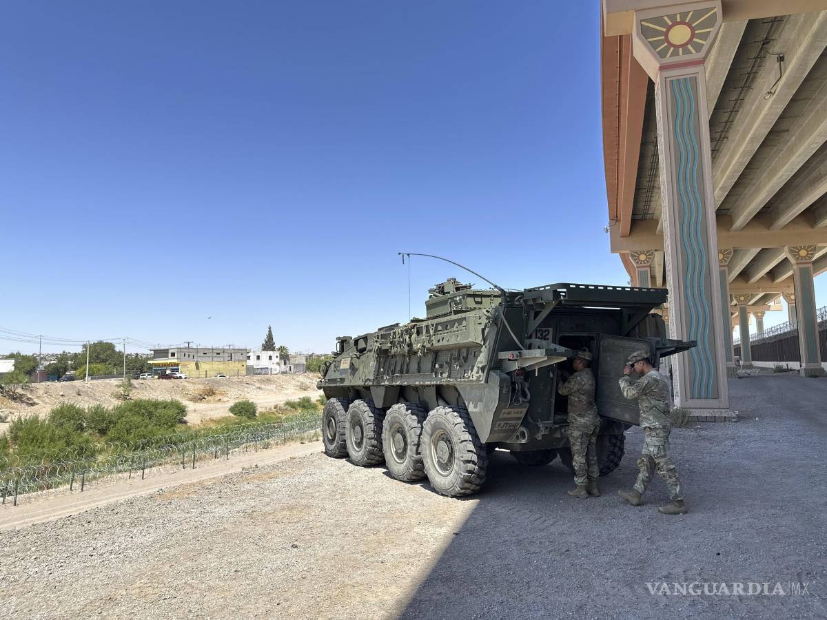 $!Un vehículo de transporte militar en una zona de defensa nacional recientemente designada a lo largo de la frontera sur de Estados Unidos en El Paso, Texas.