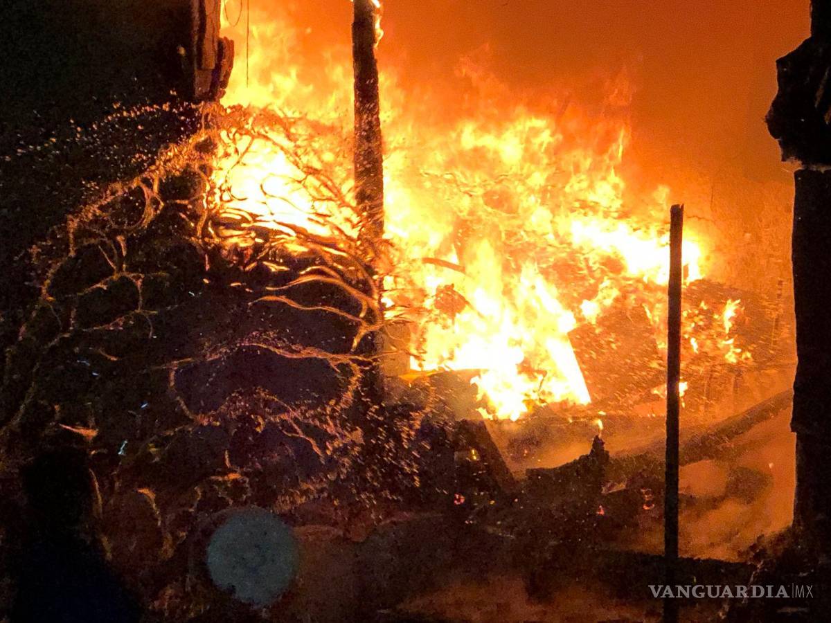 $!A cubetazos, los vecinos combatían el fuego.