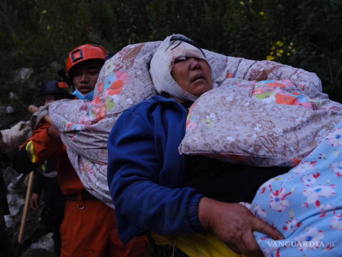 $!Los rescatistas trasladan a una persona en el condado de Luding, prefectura de Ganzi, provincia de Sichuan, China.