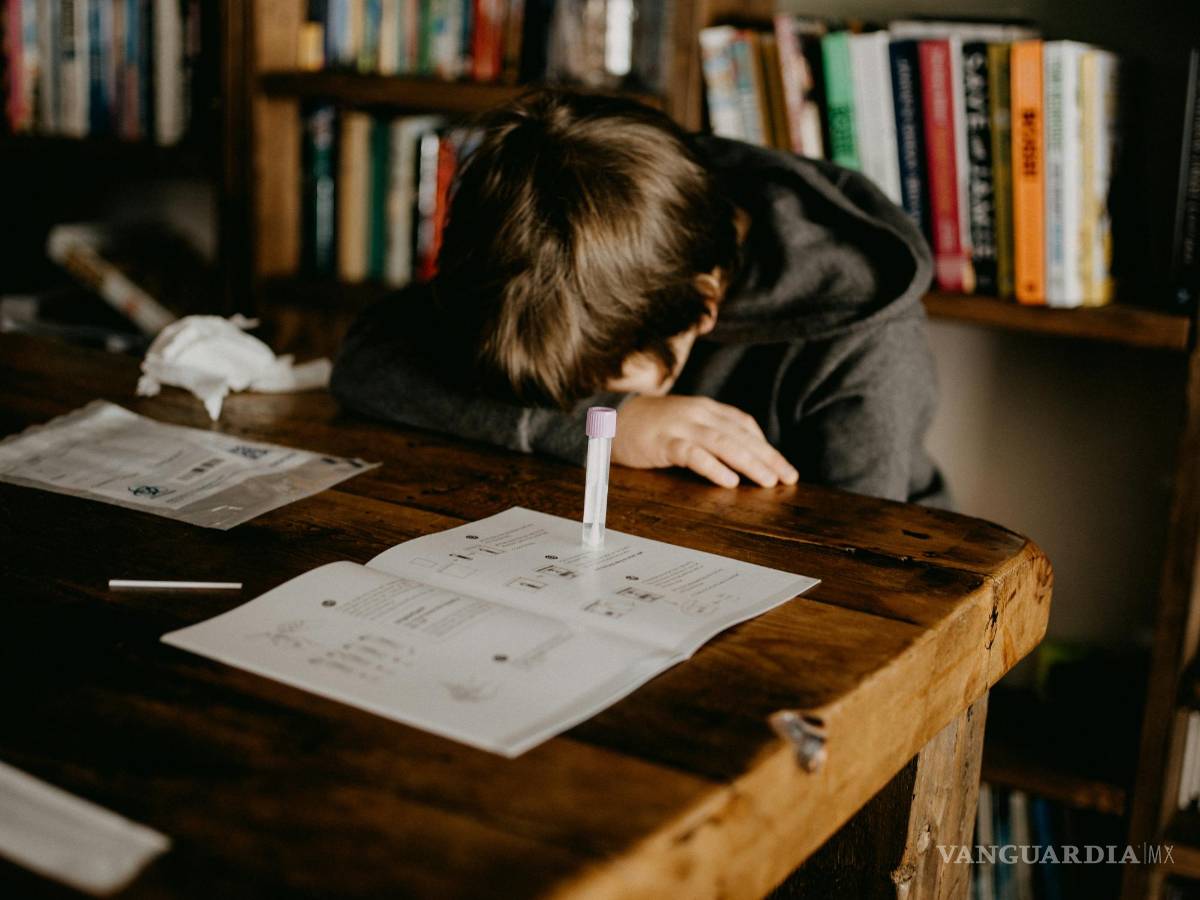 $!Muchas personas reportan una sensación abrumadora de cansancio que puede durar semanas.