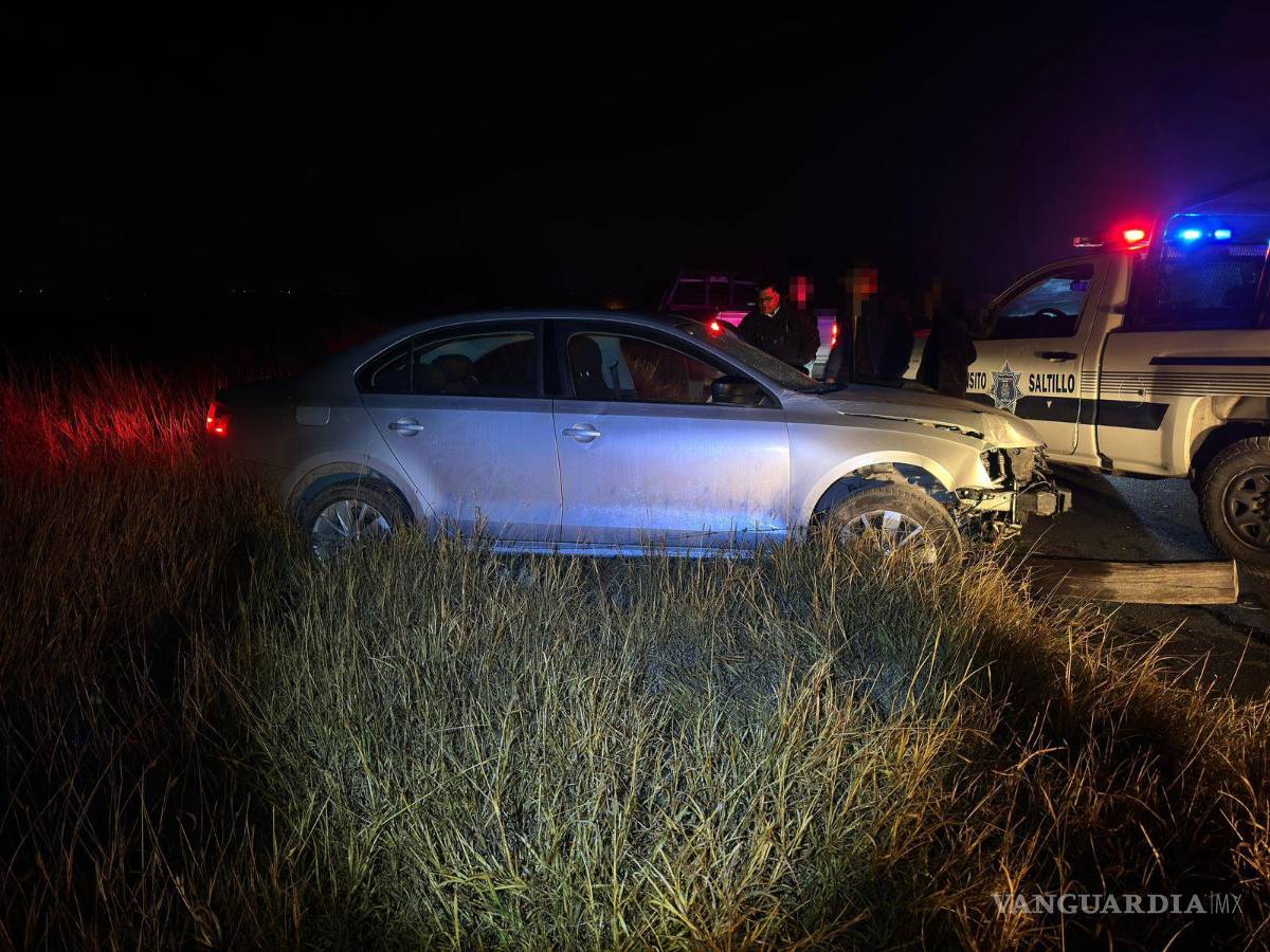 $!El área del accidente fue abanderada por las autoridades para evitar riesgos a otros conductores.