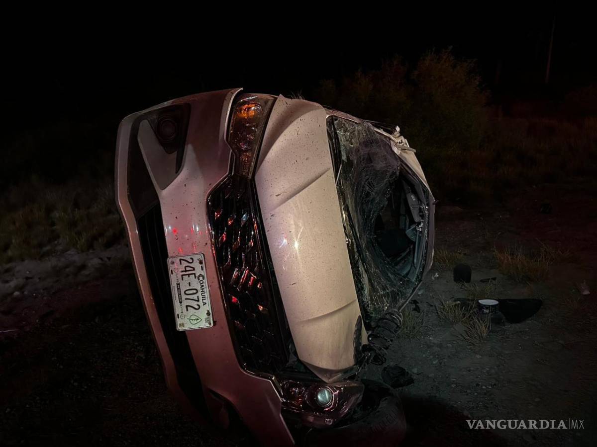 $!La Suzuki Ertiga salió de la carpeta asfáltica y volcó en repetidas ocasiones cuando circulaba con dirección a Monclova.