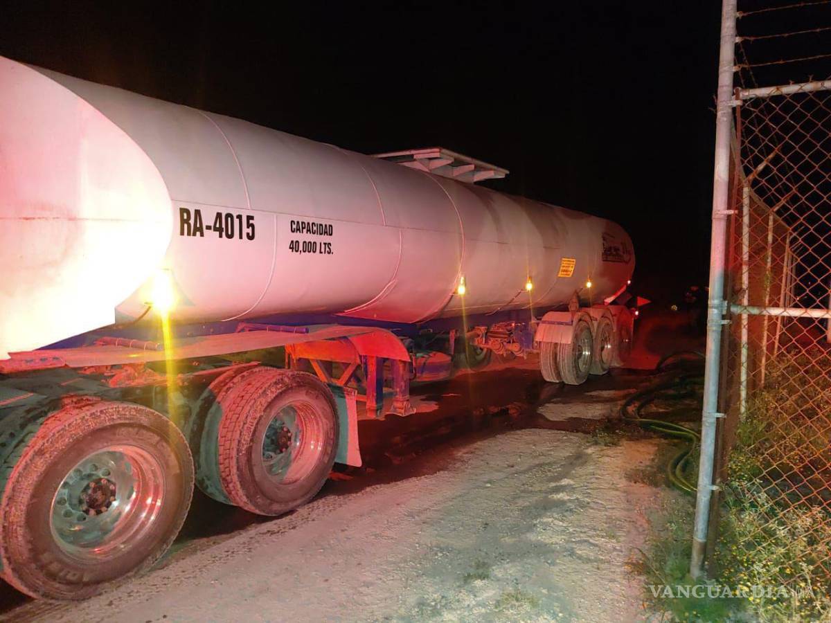 $!El hombre fue arrestado y su camión con un contenedor tipo pipa asegurado