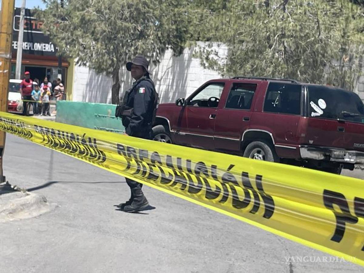 $!Los paramédicos solo confirmaron el fallecimiento de la mujer y ordenaron el acordonamiento de las calles.